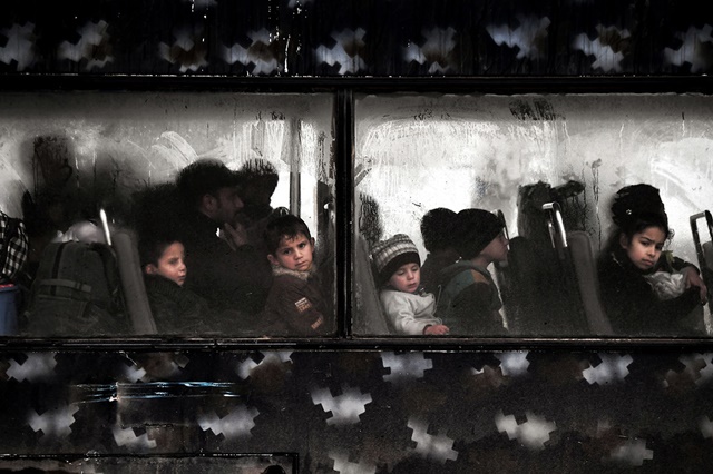 Niños desplazados son evacuados de un barrio en el oeste de Mosul