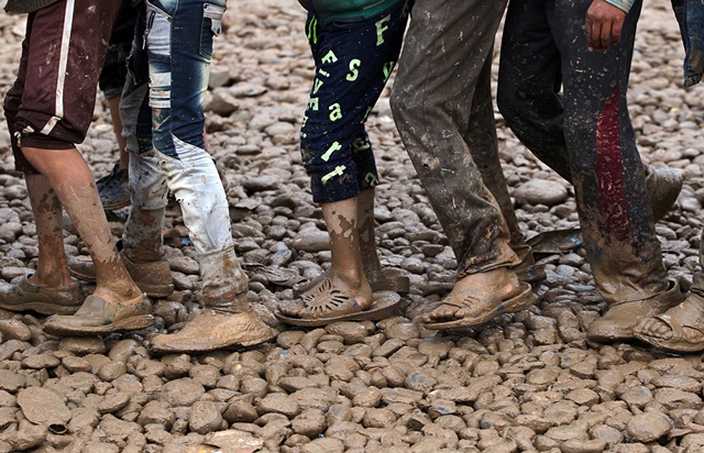 Niños hacen fila para recibir raciones en el campo de Hammam al-Alil, al sur de Mosul