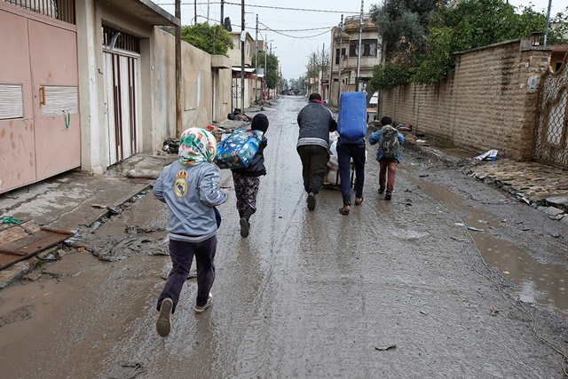 Los habitantes del barrio Bab al-Tob del centro de Mosul huyen de sus casas