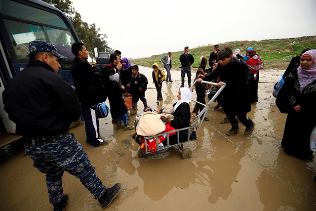 Los habitantes huyen de Mosul
