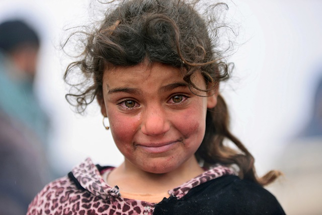 Una niña iraquí desplazada llora cerca de la localidad de Badush, al noreste de Mosul