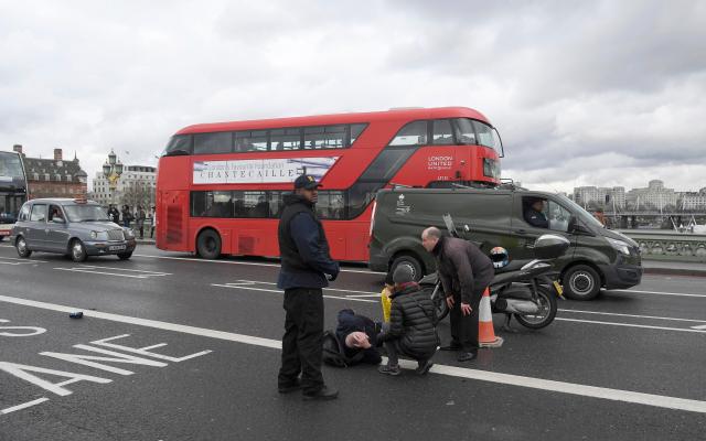 Una persona en el suelo tras resultar herida luego de un tiroteo en el puente de Westminster en Londres, mar 22, 2017. Un policía fue apuñalado, un atacante fue abatido a tiros y varias personas resultaron heridas el miércoles cerca del Parlamento en Londres, en un suceso que está siendo tratado como un "incidente terrorista" por la policía. REUTERS/Toby Melville