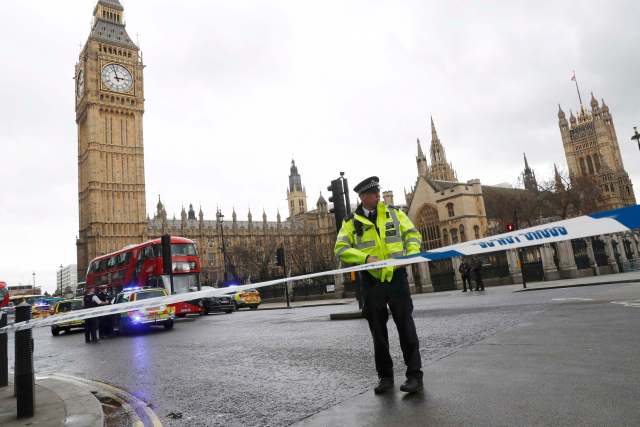 Un policía acordona la plaza del Parlamento británico en Londres luego de que se escucharon fuertes detonaciones, mar 22, 2017.Un policía fue apuñalado, un atacante fue abatido a tiros y varias personas resultaron heridas el miércoles cerca del Parlamento en Londres, en un suceso que está siendo tratado como un "incidente terrorista" por la policía. REUTERS/Stefan Wermuth