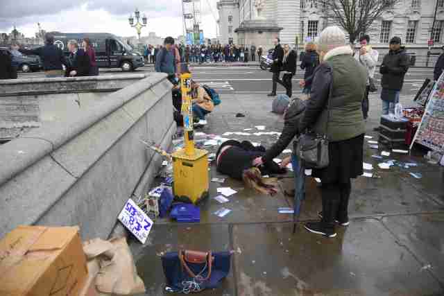 Una mujer en el suelo tras un tiroteo en el puente de Westminster en Londres, mar 22, 2017. Un policía fue apuñalado, un atacante fue abatido a tiros y varias personas resultaron heridas el miércoles cerca del Parlamento en Londres, en un suceso que está siendo tratado como un "incidente terrorista" por la policía. REUTERS/Toby Melville