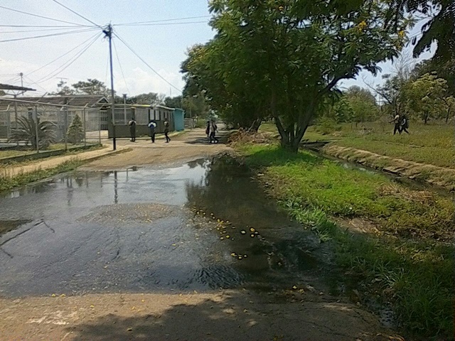 Denuncian colapso total del sistema de aguas negras en Valmore Rodríguez (Fotos)