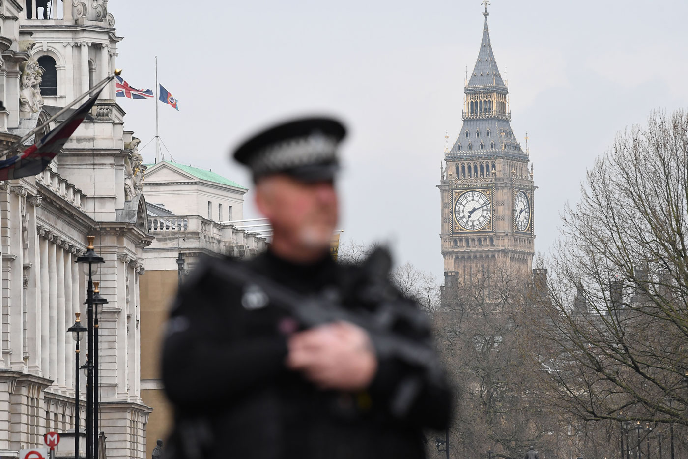 Parlamento reanuda actividad con minuto de silencio tras atentado de Londres