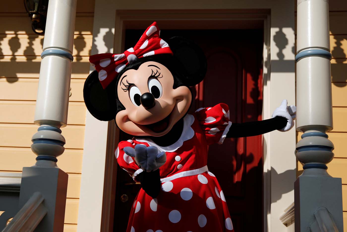 VIRAL: El video de la golpiza que le dio Minnie Mouse a un jefe seguridad mientras Mickey y Goofy intentaban separarlos