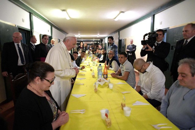 Pope Francis leads prayers before lunch with inmates in the Third Wing of the San Vittore Prison in Milan, Italy, March 25, 2017.     Osservatore Romano/Handout via Reuters ATTENTION EDITORS - THIS IMAGE WAS PROVIDED BY A THIRD PARTY. EDITORIAL USE ONLY. NO RESALES. NO ARCHIVE.