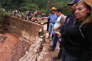 El alcalde Humberto Contreras y los concejales Nubia Criollo y Eugenio Pérez, pidieron ayuda al Gobierno regional. (Foto/Jorge Castellanos)