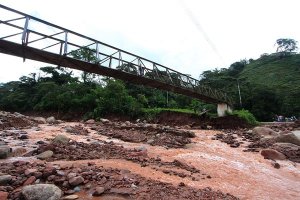 En el sector de La Batea o Piscina 1, las piedras de grandes proporciones taparon durante varias horas el paso hacia Pan de Azúcar-parte alta. (Foto/ Jorge Castellanos)