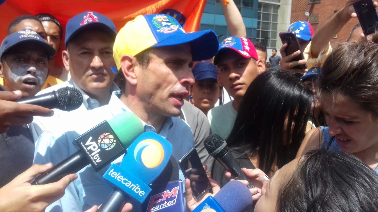 Capriles: Protesta seguirá hasta que se restablezca el orden constitucional