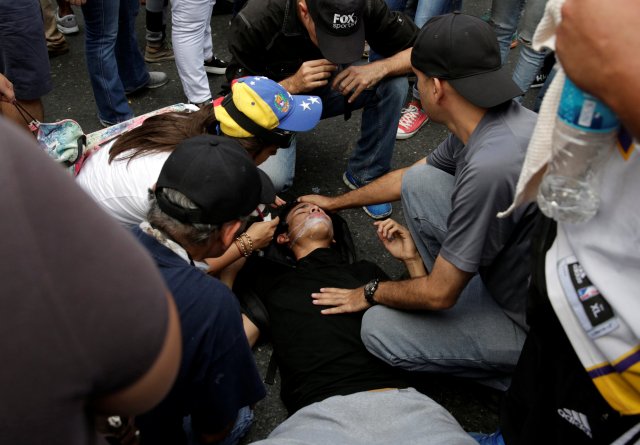 Uno de los jóvenes heridos en la protesta. REUTERS/Carlos Garcia Rawlins