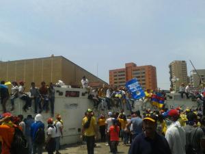 En Maracaibo opositores saltaron barreras que colocó la PNB para impedir movilización (Fotos)