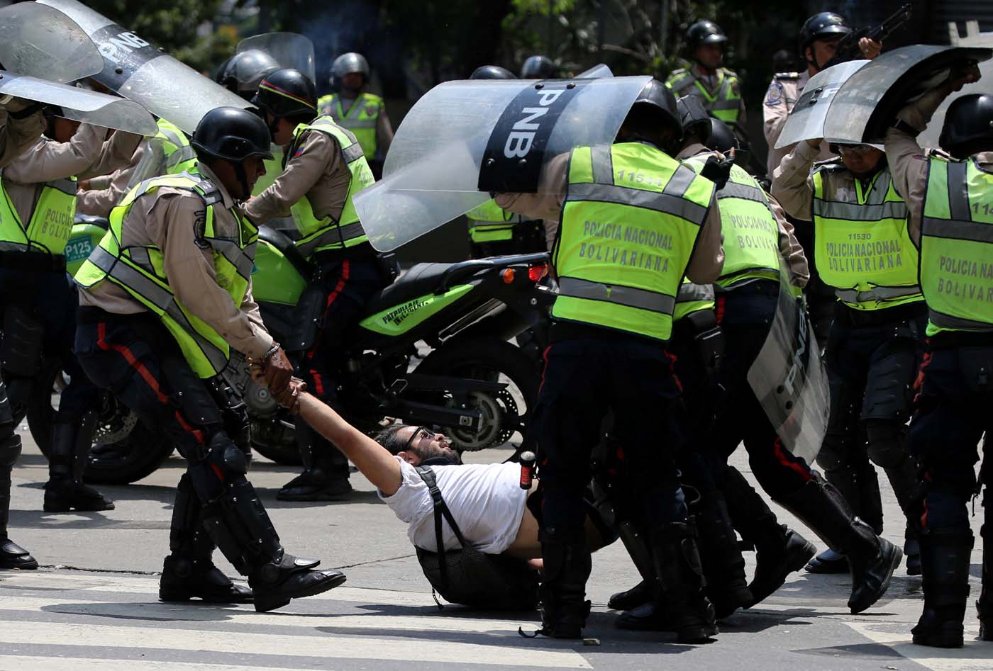 Foro Penal publica reporte sobre represión en abril: 17 muertos, más de 500 heridos y 1668 detenidos