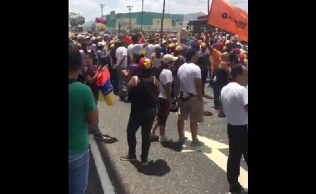 En la Guarenas-Guatire continúan las protestas este #11Abr (Video)