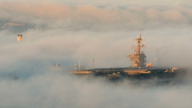 El portaaviones USS Carl Vinson envuelto en niebla amarrado en el puerto de San Diego (California, EE.UU.).