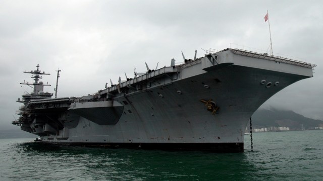 El portaaviones USS Carl Vinson en aguas de Hong Kong.