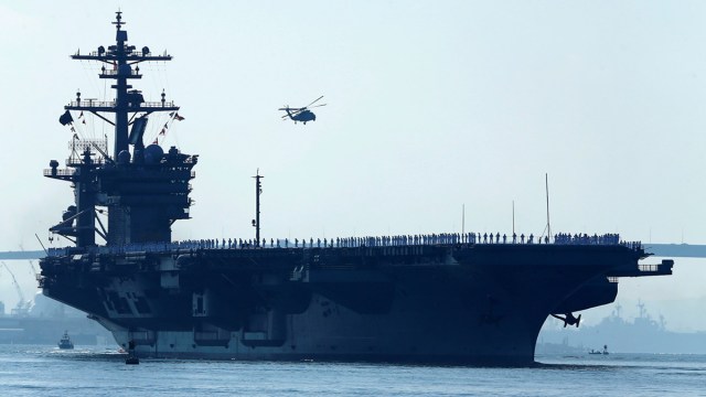 Marineros en la borda del portaaviones USS Carl Vinson tras salir de su puerto de origen en San Diego (California, EE.UU.).