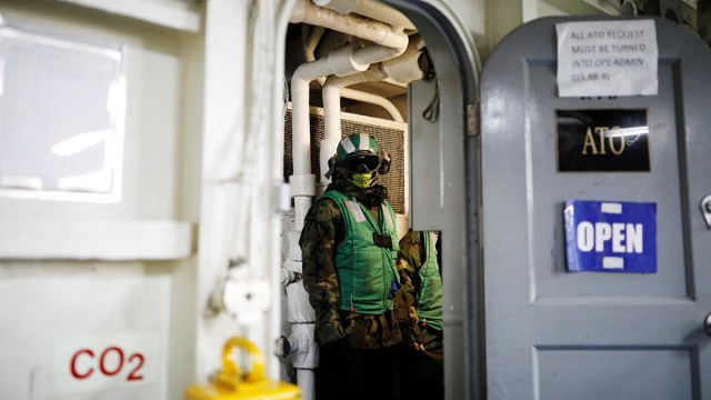 Un miembro de la tripulación de la Marina estadounidense dentro del portaaviones USS Carl Vinson durante el ejercicio militar conjunto 'Foal Eagle' entre Corea del Sur y EE.UU.