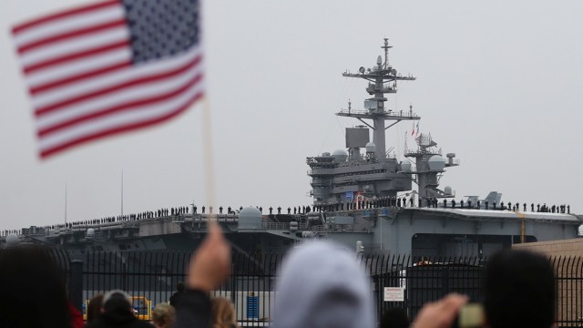 Una multitud despide al portaaviones USS Carl Vinson, que parte de la estación naval isla del norte en Coronado (California, EE.UU.).