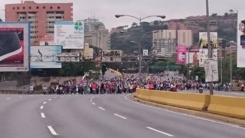 Cuerpos de seguridad del Estado reprimen a los manifestantes en la Fajardo este #13Abr (VIDEO)