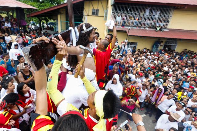 ROL04 MALOLOS (FILIPINAS) 14/04/2017.- Un penitente filipino es crucificado en público para recordar el sufrimiento de Cristo durante la celebración del Viernes Santo en el norte de Manila (Filipinas), hoy, 14 de abril de 2017. EFE/Rolex Dela Pena