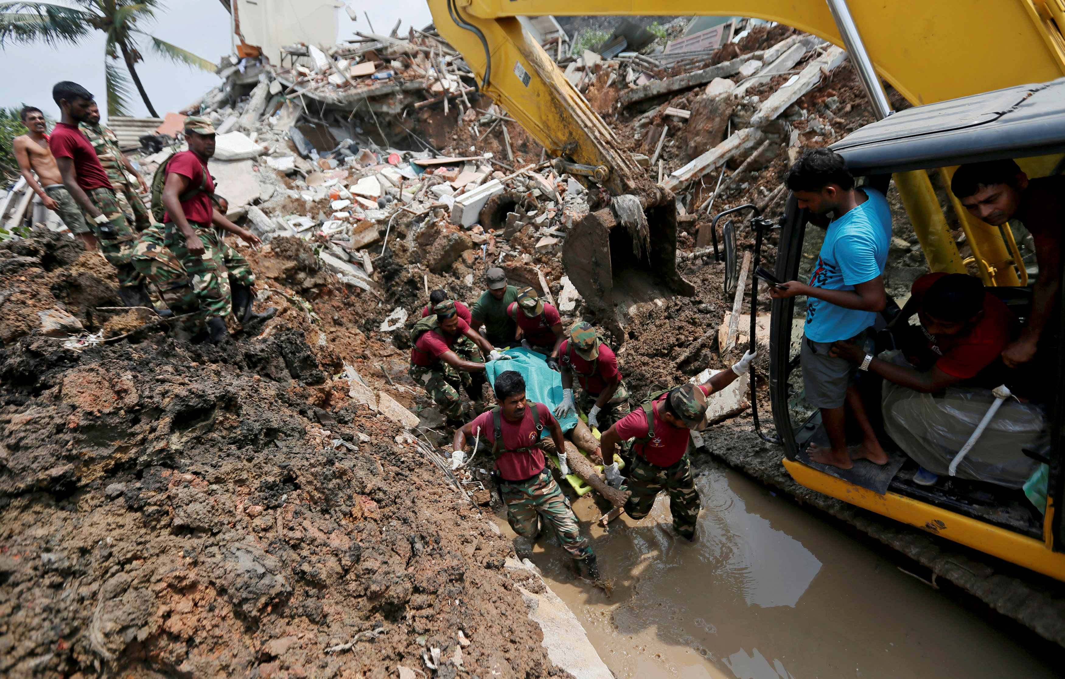 Derrumbe de montaña de desechos en Sri Lanka deja 19 muertos