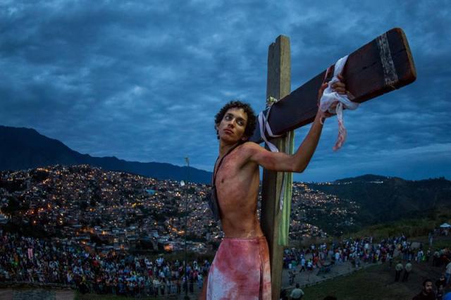 Un hombre participa en la representación del viacrucis hoy, viernes 14 de abril de 2017, por las calles del barrio Petare en Caracas (Venezuela). EFE/MIGUEL GUTIÉRREZ