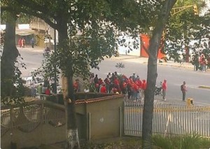 Chavistas se concentran en la avenida Longaray de El Valle