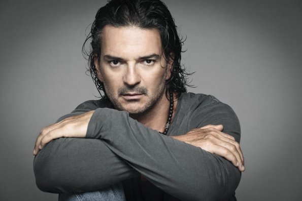 ¡Picado! Ricardo Arjona se molestó y se fue de una entrevista en vivo