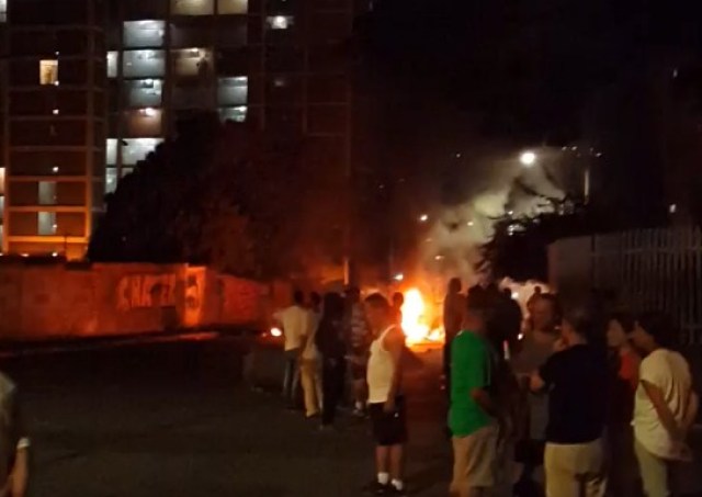 La GNB y grupos colectivos arremetieron contra los manifestantes tras fuerte cacerolazo. Foto: Captura