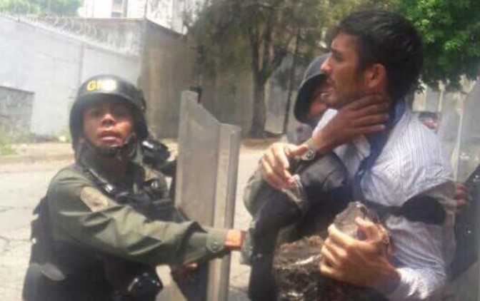 FOTO: Agarran por el cuello y se llevan detenido a un médico de la UCV