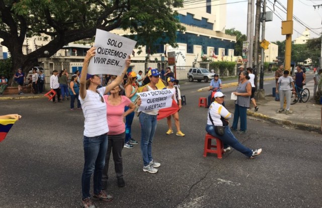 Manifestantes en la avenida Las Delicias de Maracay / Foto @Borolaki 