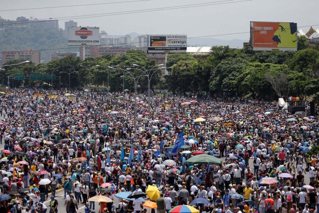 Partidarios de la oposición en una marcha contra el presidente de Venezuela, Nicolás Maduro, en Caracas, abr 24, 2017. Al menos dos personas murieron el lunes por disparos en una jornada en la que miles de opositores se "plantaron" en las principales vías de Venezuela, para protestar contra el Gobierno del presidente Nicolás Maduro.  REUTERS/Carlos Garcia Rawlins