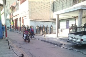 Efectivos de la GNB resguardan la Defensoría del Pueblo en Vargas #26A (foto)