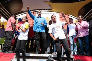 Maduro suplica apoyo de la juventud regalando 50 mil becas (Video)