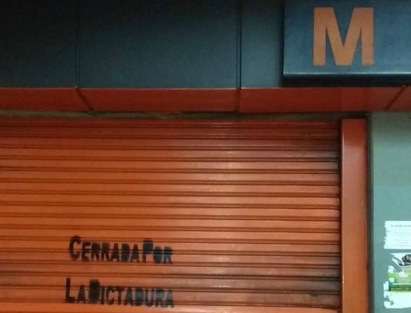 Foto: Rotulan las puertas del Metro tras cerrar las estaciones este miércoles 26 de abril