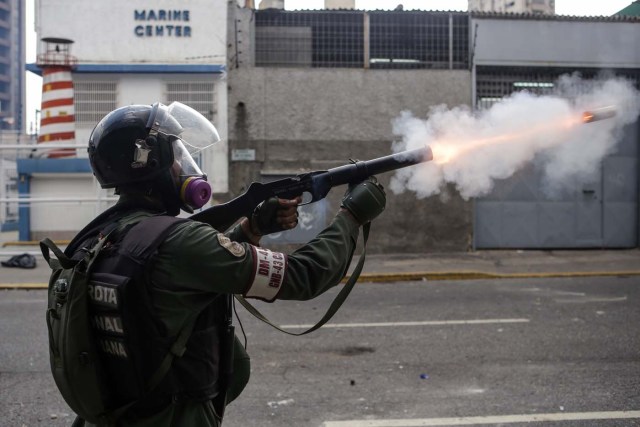 CAR01. CARACAS (VENEZUELA), 26/04/2017.- Efectivos de la Guardia Nacional Bolivariana (GNB) bloquean el paso a una manifestación hoy, miércoles 26 de abril de 2017, en Caracas (Venezuela). Las fuerzas de seguridad de Venezuela dispersaron nuevamente algunas de las marchas convocadas por la oposición en Caracas, que pretendían llegar a la sede principal de la Defensoría del Pueblo en el centro de la capital. EFE/CRISTIAN HERNANDEZ