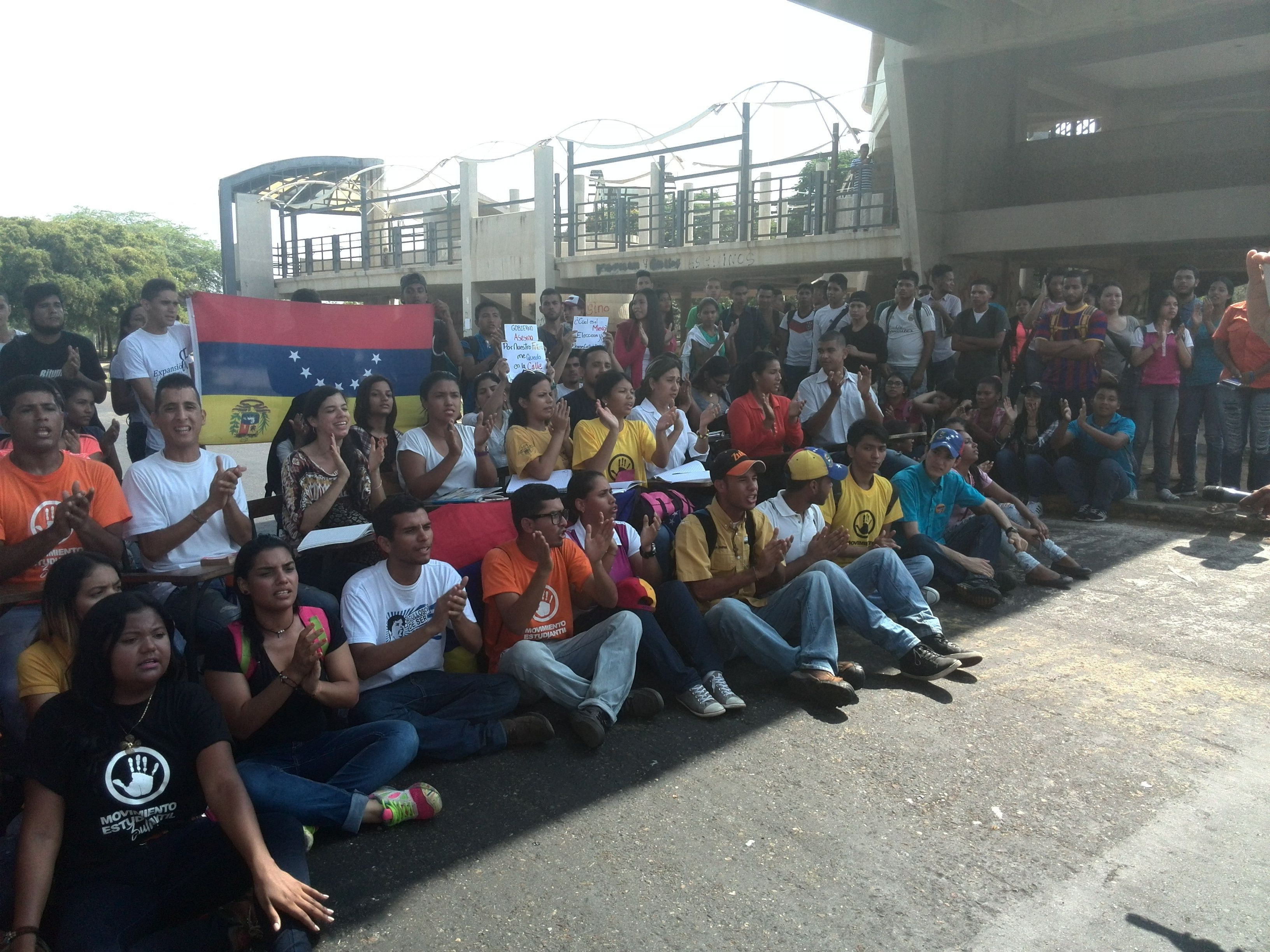 Estudiantes de LUZ realizan pupitrazo para exigir elecciones ya