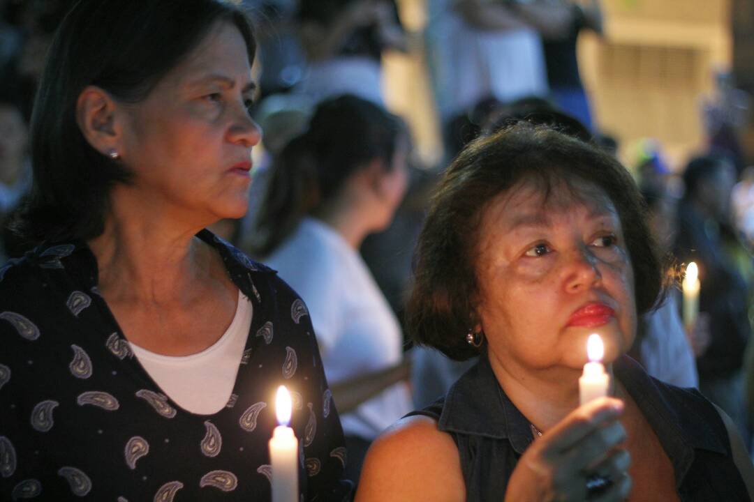 Madres pasan su día en duelo por colapso político