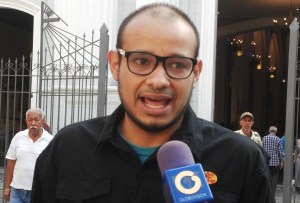 Liberan al periodista Carlos Julio Rojas tras arbitraria detención durante protesta de pensionados