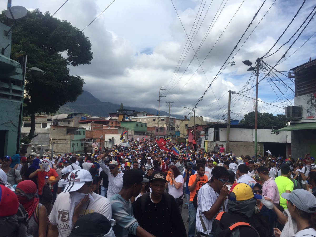 La represión llegó a los barrios caraqueños: Lanzan lacrimógenas en Chapellín