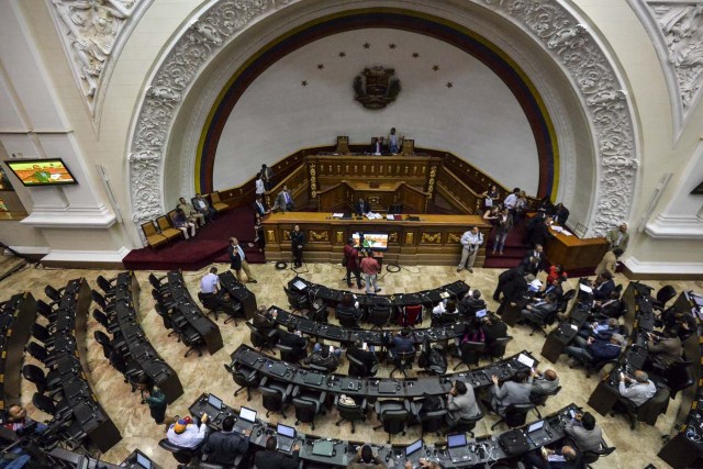 General view of a National Assembly session in Caracas, Venezuela, on May 23, 2017. Venezuelan President Nicolas Maduro formally launched moves to rewrite the constitution, defying opponents who accuse him of clinging to power in a political crisis that has sparked deadly unrest. The opposition-controlled National Assembly promptly rejected Maduro's plan. / AFP PHOTO / LUIS ROBAYO