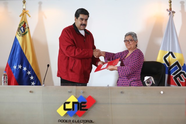 Maduro consignando el documento que contiene las bases comiciales para su ANC ante el CNE. Foto: AVN