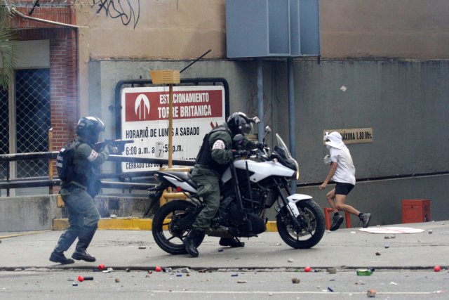 Tanqueta de la GN arrolló de manera ofensiva a manifestante en Altamira. REUTERS/Marco Bello TPX IMAGES OF THE DAY