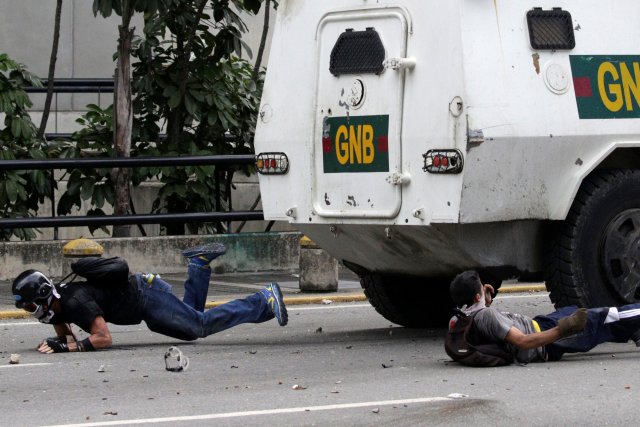 Tanqueta de la GN arrolló de manera ofensiva a manifestante en Altamira. REUTERS/Marco Bello TPX IMAGES OF THE DAY