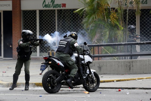 Tanqueta de la GN arrolló de manera ofensiva a manifestante en Altamira. REUTERS/Marco Bello TPX IMAGES OF THE DAY