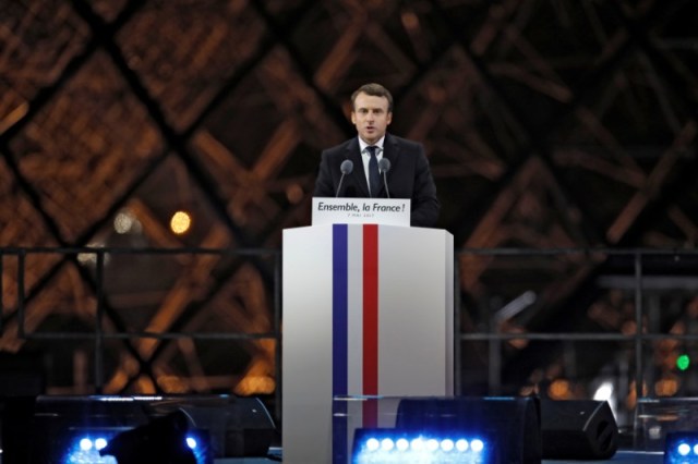 El presidente electo de Francia, Emmanuel Macro, habla luego de su victoria cerca del museo de Louvre en París, Francia, 7 de mayo de 2017. REUTERS/Benoit Tessier