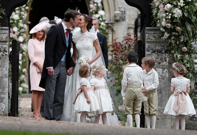 Pippa Middleton and James Matthews kiss after their wedding at St Mark's Church in Englefield, Britain May 20, 2017. Pippa Middleton is the sister of Catherine, Duchess of Cambridge.  REUTERS/Kirsty Wigglesworth/Pool