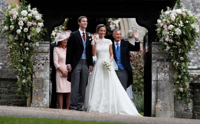 Pippa Middleton and James Matthews pose for photographs after their wedding at St Mark's Church in Englefield, Britain May 20, 2017. Pippa Middleton is the sister of Catherine, Duchess of Cambridge.  REUTERS/Kirsty Wigglesworth/Pool